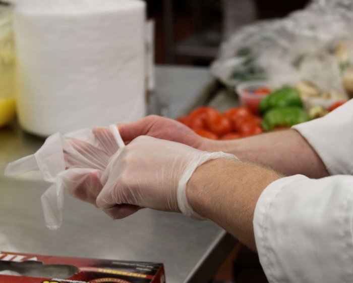 Cual situacion requiere que un manipulador de alimentos utilice guantes